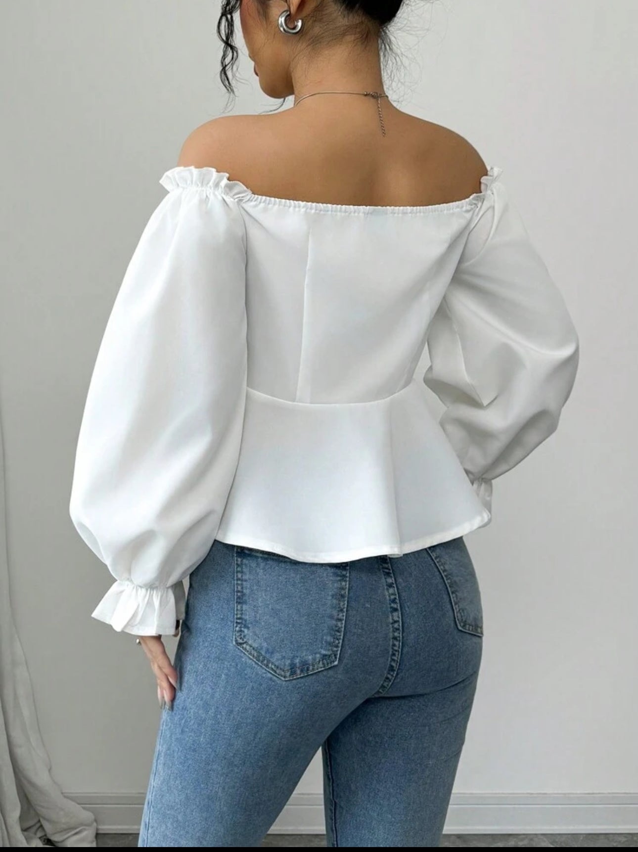 Blusa con escote descubierto hombros
