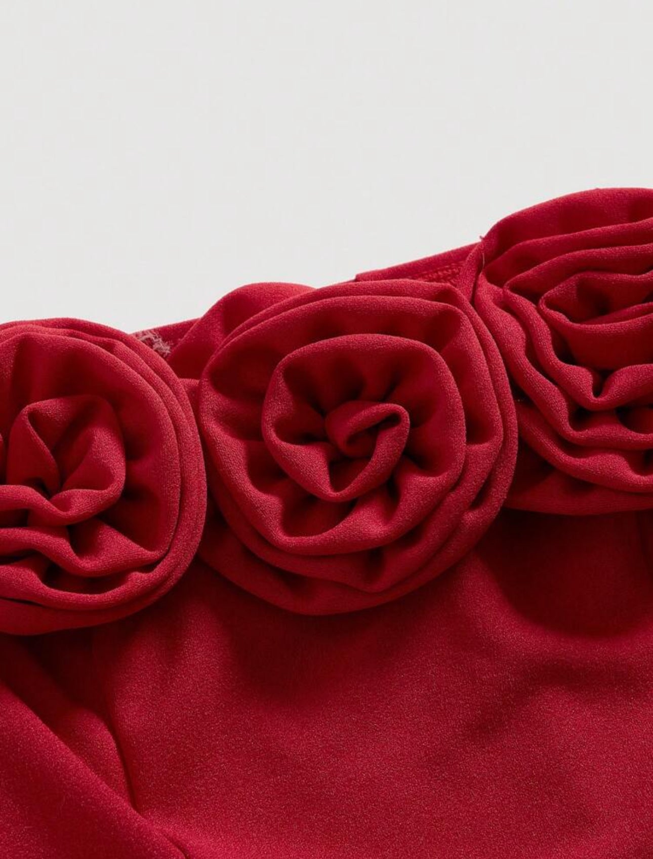 Vestido rojo sólido con hombros descubiertos y flores 3D