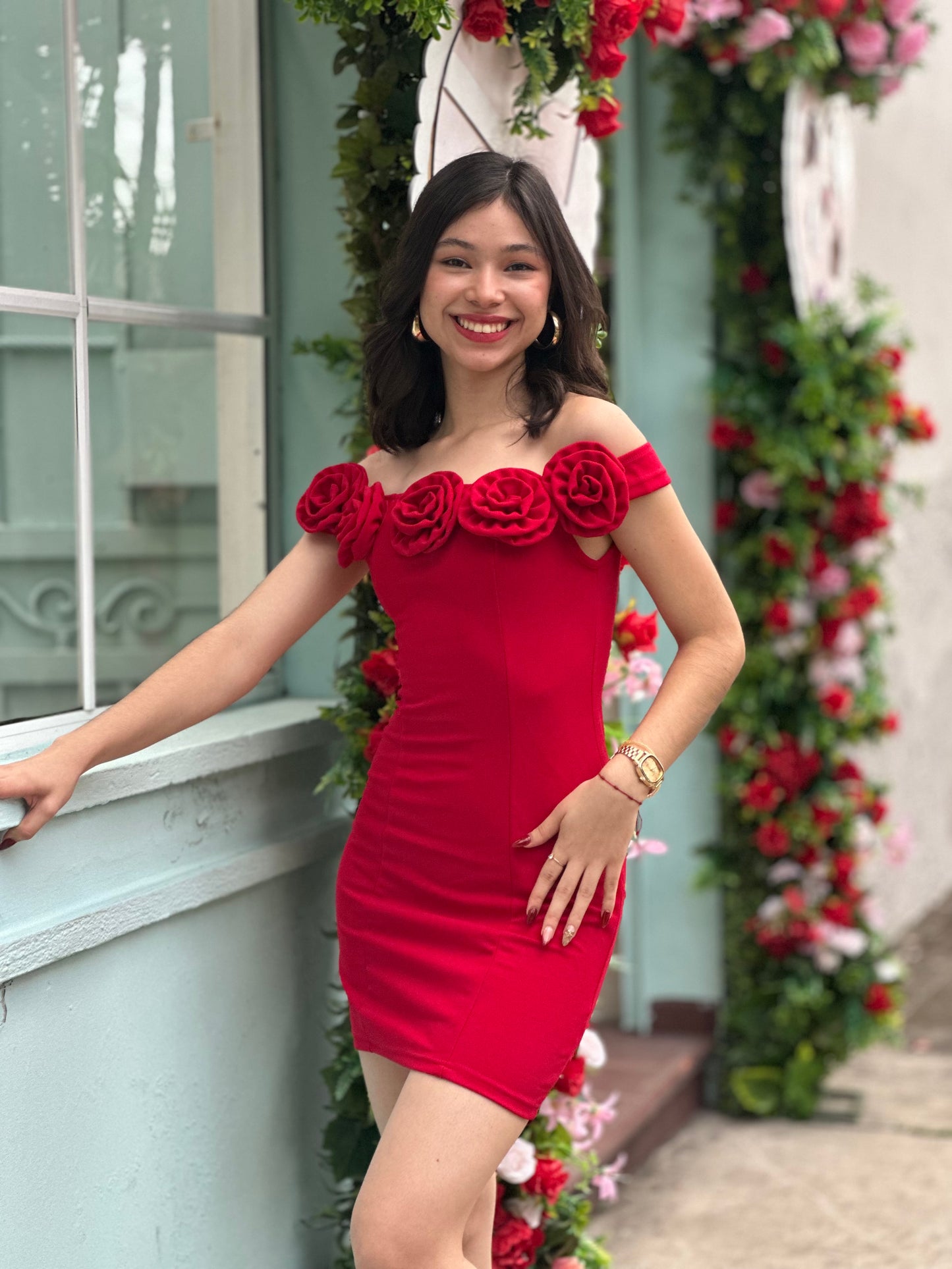 Vestido rojo sólido con hombros descubiertos y flores 3D