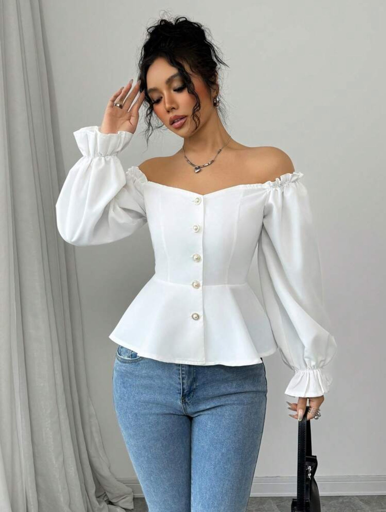 Blusa con escote descubierto hombros