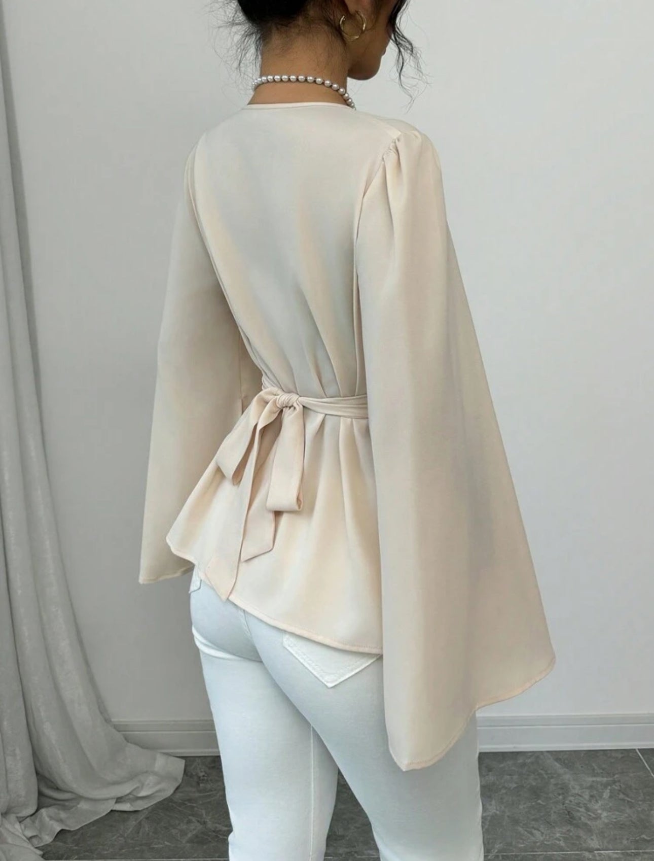 Blusa elegante,unicolor con escote en V, cruce, nudo delantero, top con peplum.