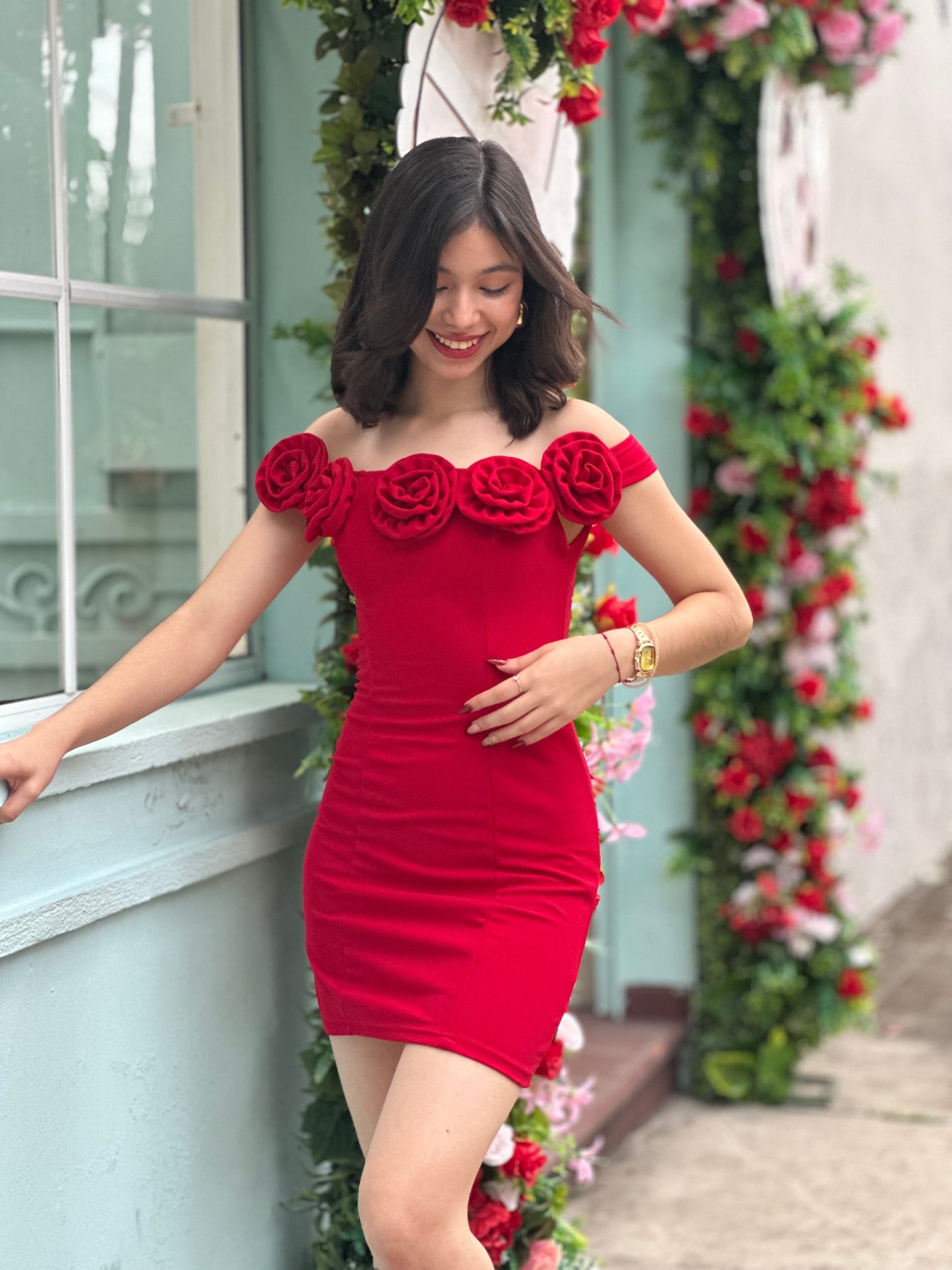 Vestido rojo sólido con hombros descubiertos y flores 3D